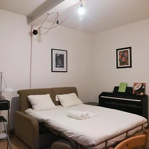 Comfortable Near Montmartre , Paris France